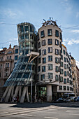 Das Tanzende Haus oder Ginger und Fred (Tancící dum) ist der Spitzname für das Gebäude der Nationale-Nederlanden auf dem Rašínovo nábreží in Prag, Tschechische Republik.