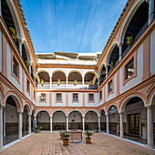 Beeindruckender architektonischer Innenhof des Patio del Aljibe im Museo de Bellas Artes, Sevilla, Spanien, der spanisches historisches Design und Kunst zeigt.