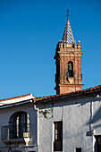 Blick auf den Kirchturm Espiritu Santo in Fuenteheridos, in der malerischen Provinz Huelva, Andalusien, Spanien.