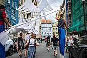 Puppenkorso vom Marienplatz zum Altstädter Ring während des Prager Straßentheaterfestivals Behind the Door, Prag, Tschechische Republik