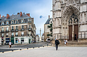 Ein ruhiger Blick auf den Saint-Pierre-Platz und die ikonische Kathedrale St. Pierre et St. Paul in Nantes, Frankreich, die klassische europäische Architektur zeigt.