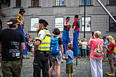 Puppenkorso vom Marienplatz zum Altstädter Ring während des Prager Straßentheaterfestivals Behind the Door, Prag, Tschechische Republik