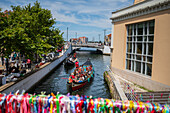 Bootsfahrt durch die Kanäle in einem farbenfrohen und traditionellen Moliceiro-Boot, Aveiro, Portugal