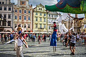 Puppenkorso vom Marienplatz zum Altstädter Ring während des Prager Straßentheaterfestivals Behind the Door, Prag, Tschechische Republik