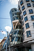 Das Tanzende Haus oder Ginger und Fred (Tancící dum) ist der Spitzname für das Gebäude der Nationale-Nederlanden auf dem Rašínovo nábreží in Prag, Tschechische Republik.