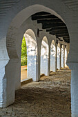 Ein Blick auf den historischen Korridor im Palacio Ducal de Medina Sidonia in Sanlucar de Barrameda in Andalusien, Spanien. Die architektonische Gestaltung spiegelt die alte Kultur wider.