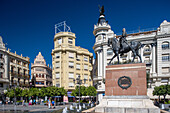 Blick auf die modernistische Architektur des frühen 20. Jahrhunderts auf der Plaza de las Tendillas, Córdoba, Spanien, mit dem Denkmal des Gran Capitan.