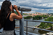 Rooftop-Bar mit Blick auf das Dancing House oder Ginger and Fred (Tancící dum) ist der Spitzname für das Gebäude der Nationale-Nederlanden auf dem Rašínovo nábreží in Prag, Tschechische Republik.