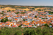 Panoramablick auf Alanis de la Sierra, Sevilla, Espana, von der Burg aus, der die schöne Landschaft und die reizvolle Architektur der Stadt zeigt.