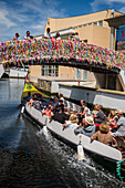 Bootsfahrt durch die Kanäle in einem farbenfrohen und traditionellen Moliceiro-Boot, Aveiro, Portugal