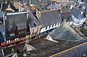 Eine malerische Luftaufnahme, die die charmanten historischen Dächer und die mittelalterliche Architektur von Josselin in der Bretagne, Frankreich, zeigt.