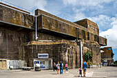 Ein deutscher U-Boot-Stützpunkt aus dem Zweiten Weltkrieg in Lorient, Bretagne, Frankreich. Historische Stätte, Touristenattraktion und architektonisches Wahrzeichen, das die Geschichte des Krieges und die militärische Infrastruktur repräsentiert.