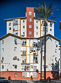 Public housing from the 1950s stands in Triana’s El Tardón, a testament to Sevilla’s urban history.