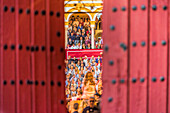 Audienz auf der Plaza de Toros de la Real Maestranza in Sevilla, Spanien, gesehen durch das geöffnete Fürstentor.