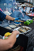 Traditionelle gegrillte Sardinen während des Johannisfestes von Porto (Festa de Sao Joao do Porto ) in der Nacht zum 23. Juni (Johannisnacht) in Porto, Portugal