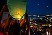 Heißluftballons starten über der Brücke Luis I und dem Fluss Douro während des Johannisfestes (Festa de Sao Joao do Porto) in der Nacht zum 23. Juni (Johannisnacht) in der Stadt Porto, Portugal