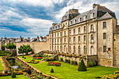 Schloss Hermine, ein architektonisches Juwel aus dem 18. Jahrhundert in Vannes in der Bretagne, Frankreich, verfügt über einen wunderschön gepflegten Garten. Ideal für historische und Reisethemen.