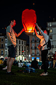 Start von Heißluftballons während des Johannisfestes in Porto (Festa de Sao Joao do Porto ) in der Nacht zum 23. Juni (Johannisnacht) in der Stadt Porto, Portugal