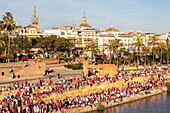 Fans des FC Sevilla feiern den UEFA-Pokal-Sieg 2007 am Fluss Guadalquivir in Sevilla, Andalusien, Spanien.