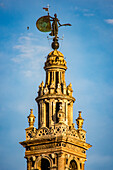 Nahaufnahme der Statue des Glaubens auf der Spitze von La Giralda, dem berühmten Glockenturm in Sevilla, Spanien.