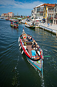 Bootsfahrt durch die Kanäle in einem farbenfrohen und traditionellen Moliceiro-Boot, Aveiro, Portugal