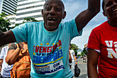 Abschluss des Wahlkampfes in Venezuela. Anhänger von Präsident Nicolas Maduro spazieren am letzten Tag des Wahlkampfes durch die Stadt Caracas. Die Präsidentschaftswahlen finden am Sonntag, dem 28. Juli, statt.