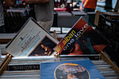 Vinyl-Schallplatten zum Verkauf auf einem Straßen- und Flohmarkt in Aveiro, Portugal