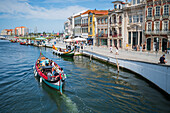 Bootsfahrt durch Kanäle in einem farbenfrohen und traditionellen Moliceiro-Boot, Aveiro, Portugal