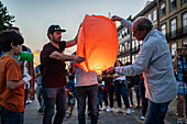 Heißluftballons starten während des Johannisfestes in Porto (Festa de Sao Joao do Porto ) in der Nacht zum 23. Juni (Johannisnacht) in der Stadt Porto, Portugal