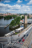 Blick auf die Stadt von der Dachterrassenbar des Dancing House oder Ginger and Fred (Tancící dum), dem Spitznamen für das Gebäude der Nationale-Nederlanden auf dem Rašínovo nábreží in Prag, Tschechische Republik