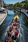 Bootsfahrt durch Kanäle in einem farbenfrohen, traditionellen Moliceiro-Boot, Aveiro, Portugal