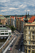 Blick auf die Stadt von der Dachbar des Dancing House oder Ginger and Fred (Tancící dum), dem Spitznamen für das Gebäude der Nationale-Nederlanden auf dem Rašínovo nábreží in Prag, Tschechische Republik