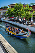 Bootsfahrt durch die Kanäle in einem farbenfrohen, traditionellen Moliceiro-Boot, Aveiro, Portugal