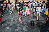 Puppenkorso vom Marián-Platz zum Altstädter Ring während des Prager Straßentheaterfestivals Hinter der Tür, Prag, Tschechische Republik