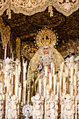 Die mit Kerzen geschmückte Jungfrau der Hoffnung Macarena nach der Karfreitagsprozession während der Semana Santa in Sevilla, Spanien.