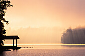 Morgennebel über Lake Placid bei Sonnenaufgang in den Adirondack Mountains