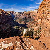 Rückansicht eines älteren Paares mit Blick auf den Zion Canyon vom Zion Overlook aus