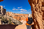 Rückansicht einer Frau mit Blick auf die Aussicht im Bryce Canyon National Park