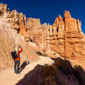 Rückansicht einer Frau beim Fotografieren im Bryce Canyon National Park