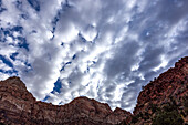 Strukturwolken über Felsformationen im Zion-Nationalpark