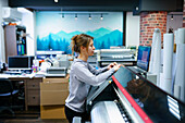 Frau bei der Arbeit in der Druckerei