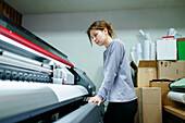 Frau bei der Arbeit in der Druckerei