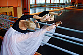 Ballerina beim Üben im Ballettstudio