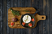 Baked camembert with figs and thyme