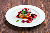 American Pancakes mit Beerengrütze