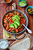 Fajitas mit Putenfilet, Paprika und Avocado