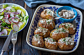 Gebackene Kartoffeln mit Frischkäse, Kräutern und getrockneten Tomaten