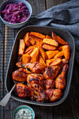 Chicken drumsticks with sweet potatoes and yoghurt sauce