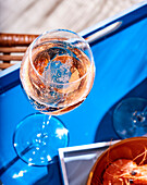 Aperitif mit Rosé-Champagner und Crevetten