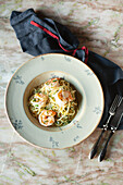 Spaghetti with prawns, garlic and parsley